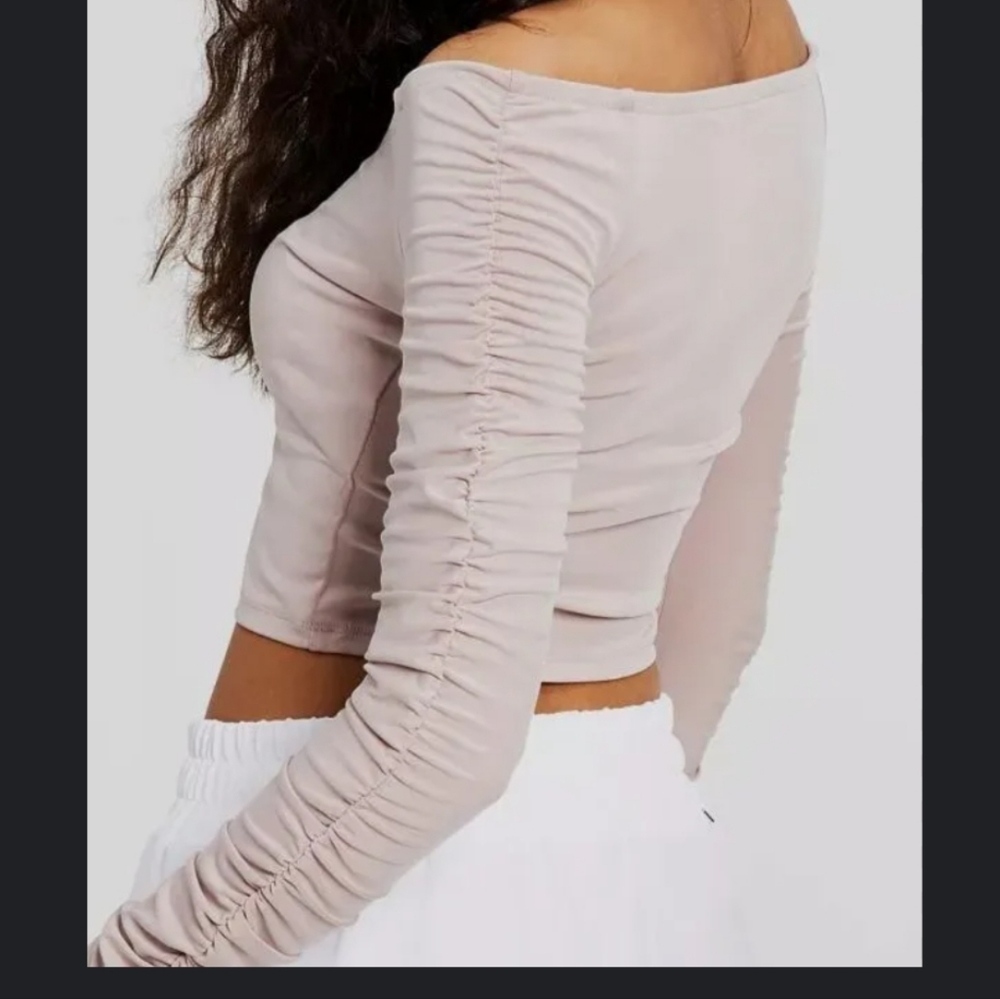 Guess Rouched On Shoulder Top - Picture 3 of 4